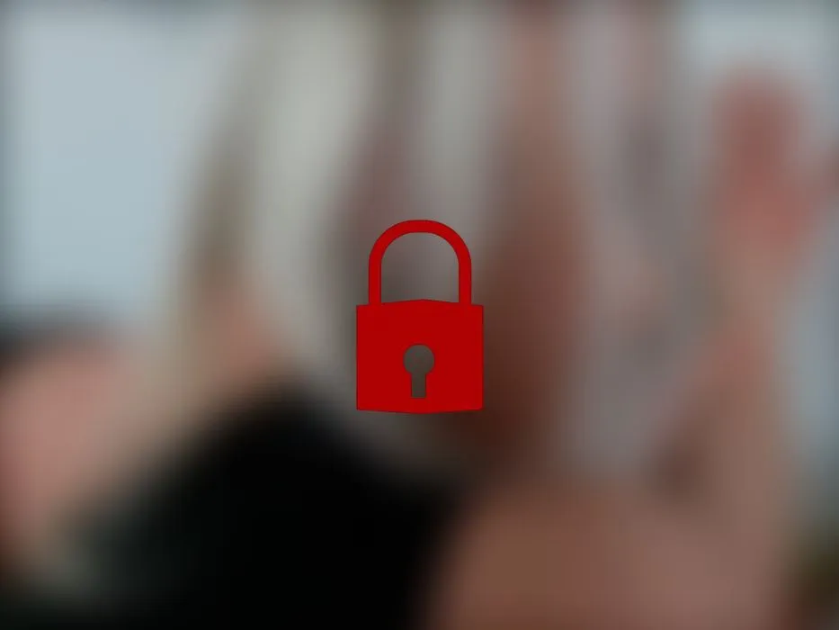 Erst vom Dildo und dann von einem dicken Schwanz durchgefickt