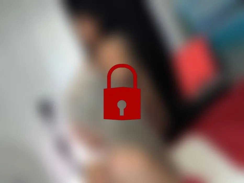 Ich pisse auf die Pussy von RosellaExtrem