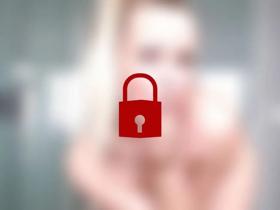 Schau mir in die Augen und lass mich deinen harten Schwanz blasen