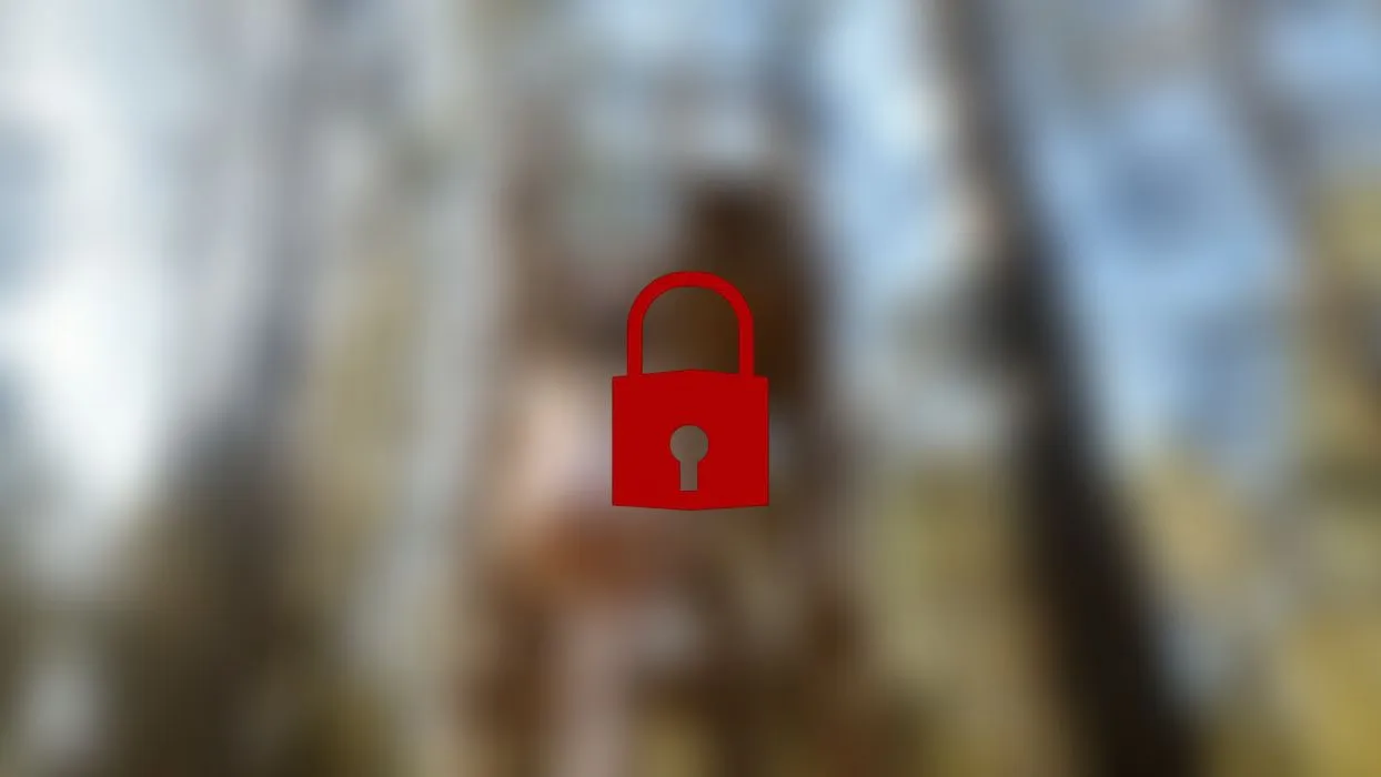 Sexy Osterhäschen findet dildo im Wald...
