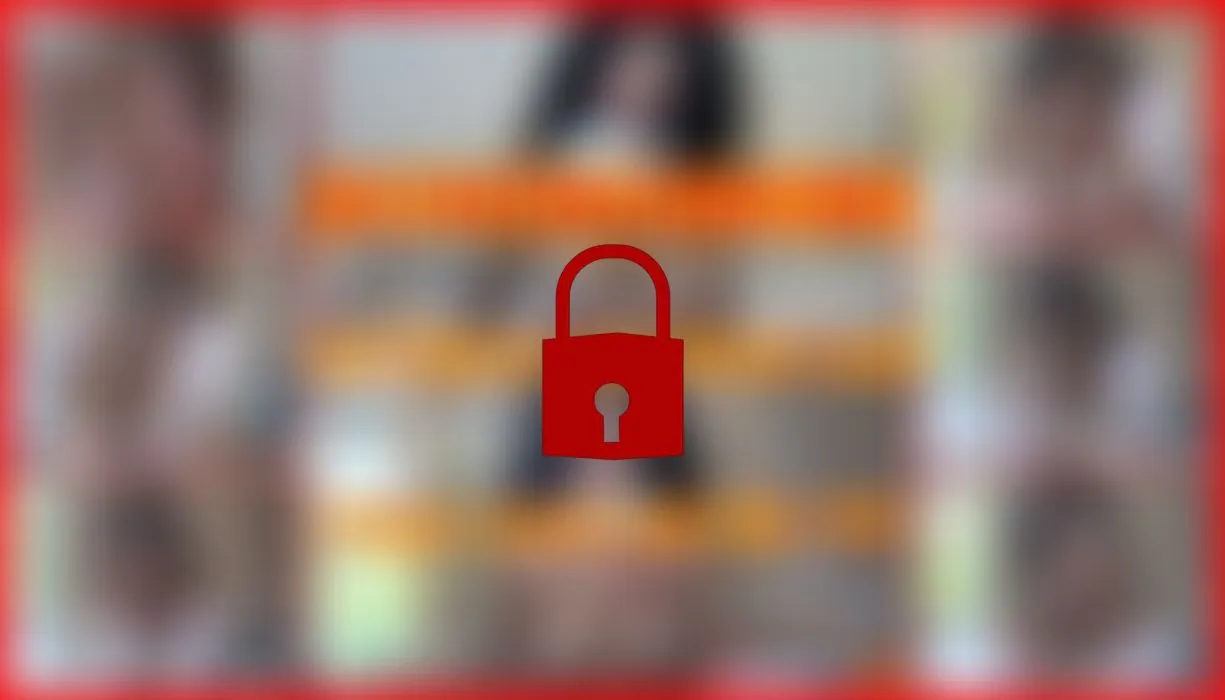 Schokobebe steckt sich den Dildo in Arsch und Fotze
