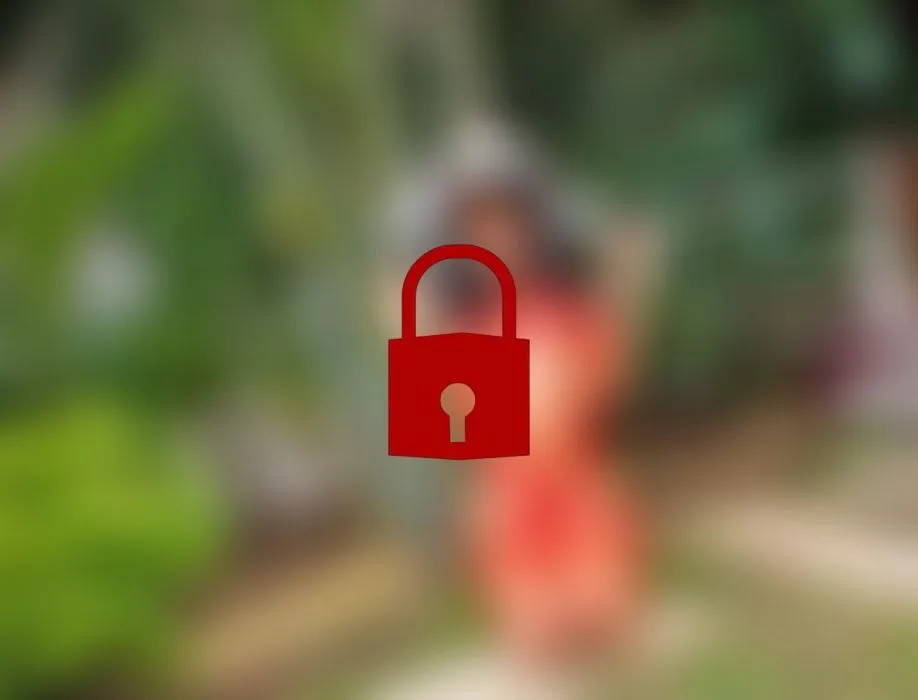 Provokativer Ladyboy posiert nackt im Dschungel PT1