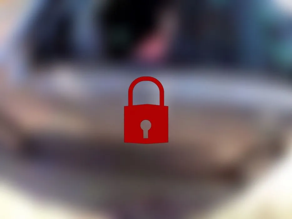 TEIL 1 Voyeur fand eine geile Sau im Auto und sie masturbiert ihre Muschi