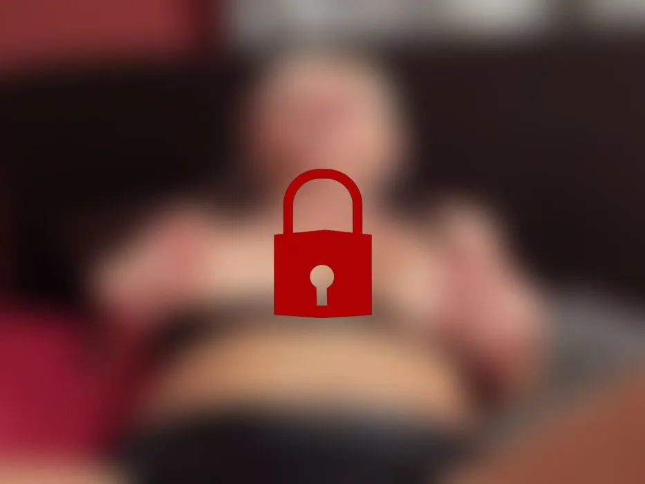 Solo in Leder mit Dildo