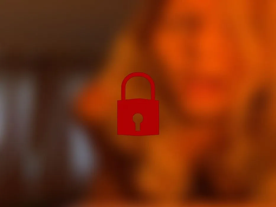 Ich mache es mir selber mit dem Dildo im Libeszimmer