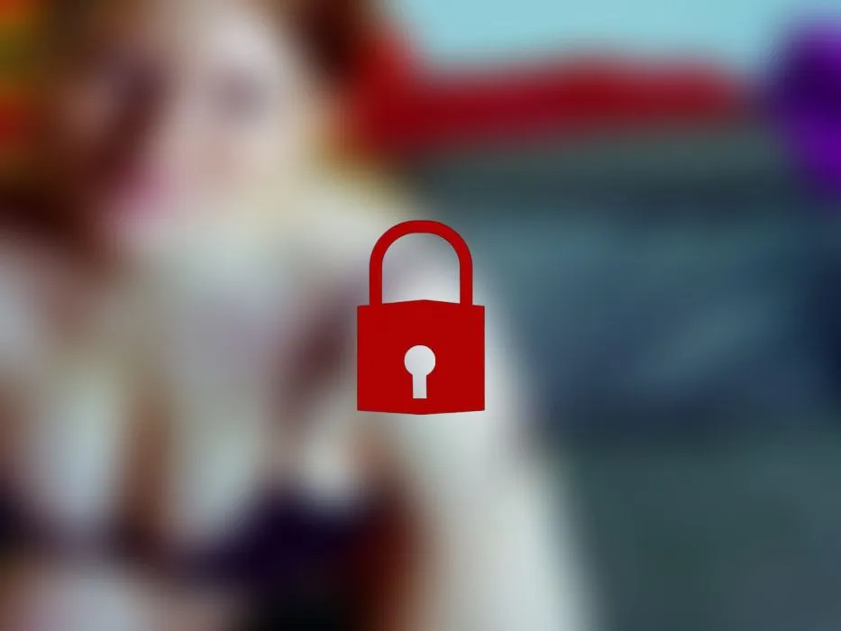Nackte Wichsanleitung mit Pussy Close up und Dildo