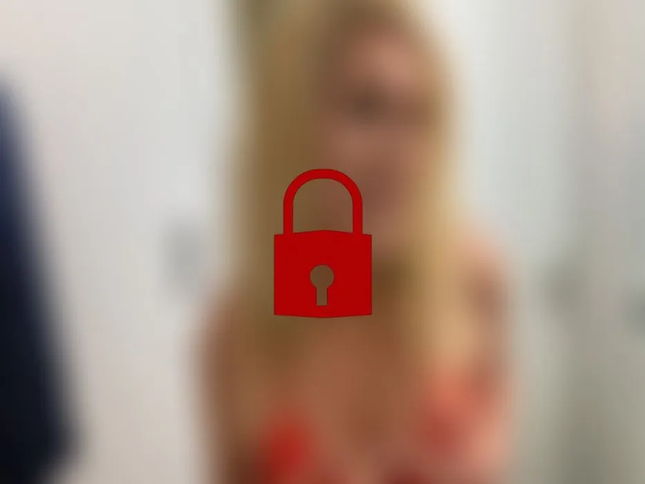 Lady in red im Badezimmer