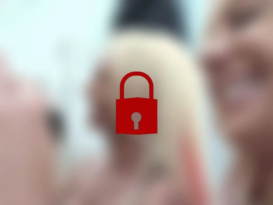 Schwanz in der Umkleide gelutscht... (Teilweise ohne Ton)