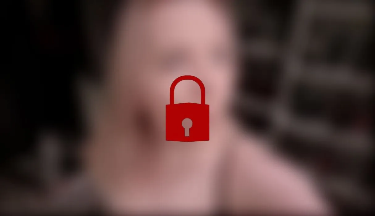In halterlosen Nylons den Dildo abreiten