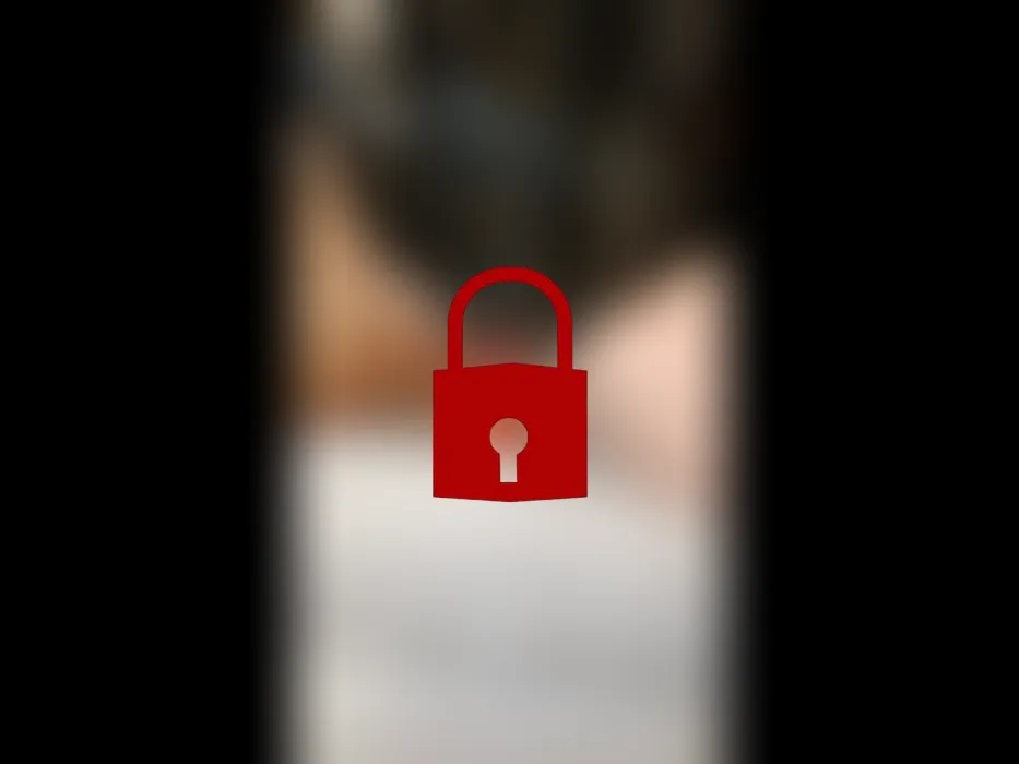 Geiler Alien-Dildo fickt die Muschi in schwarzer Lackkorsage, Perlenstring und Handschuhen!