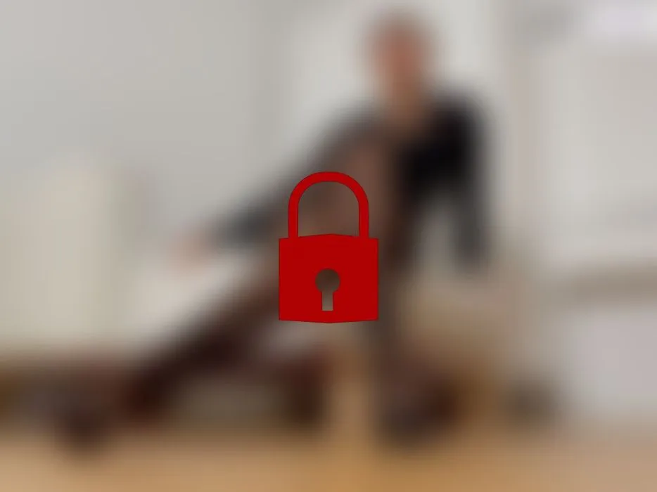 Knie vor meinen Luxus-Nylonbeinen nieder und wichse!