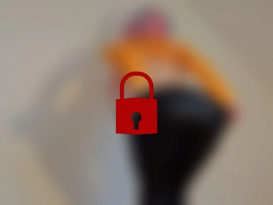 Knackarsch aus der Lederhose und Glasdildo ins Fötzchen