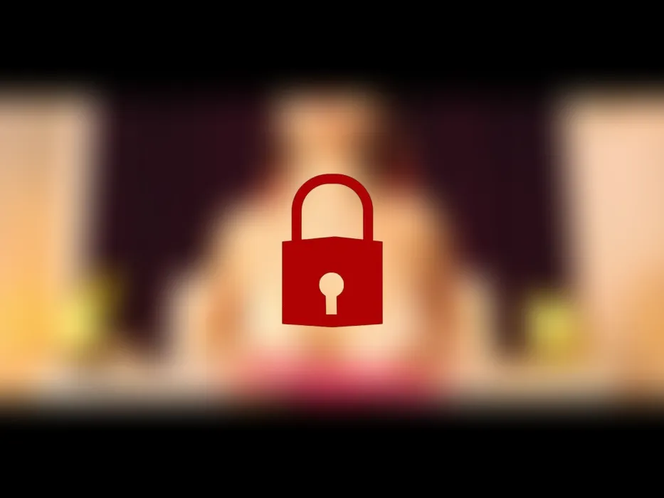 Große natürliche Brüste und intensive Masturbation mit einer Latina