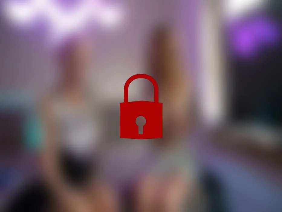 2 Fickmaschinen, 2 notgeile Cheerleader Lesben ficken sich auf höchster Stufe zum Orgasmus