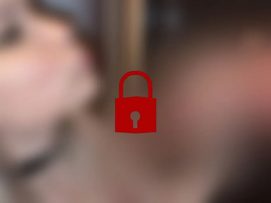 Du spritzt auf mein Gesicht und meine Brüste!