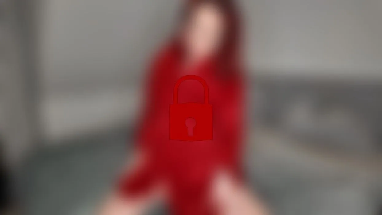 Frisch aus der heißen Dusche, Haare noch tropfnass, die Haut glüht und meine Pussy...........