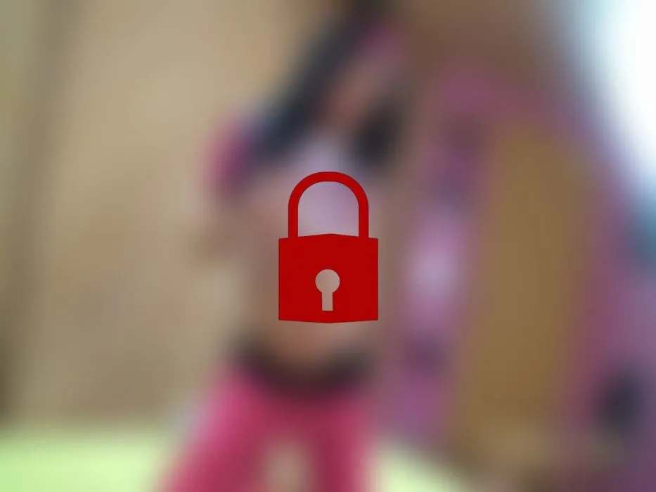 Dildo-Girly liebt geile Spiele im Schlitzchen - Teil 1 von 2
