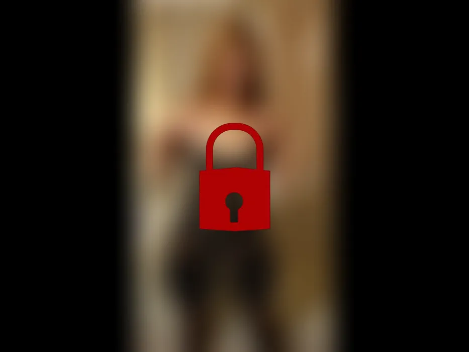 Geiler Striptease in Netzkorsage und heißes Fingern der Muschi mit vier Fingern!