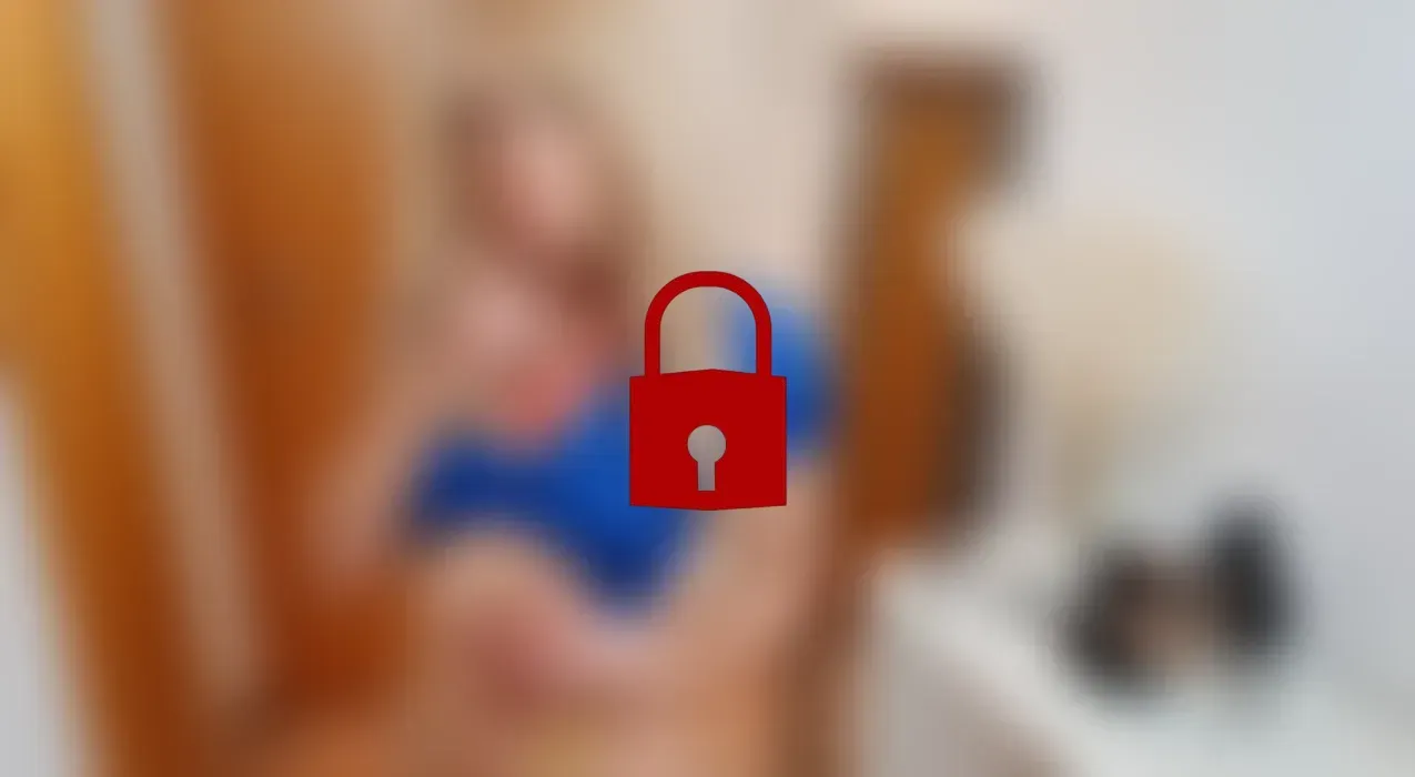 SCHNEEFLITCHEN!! Spreiz mein Fötzchen und spritz schön tief rein du notgeiler Wichser!!