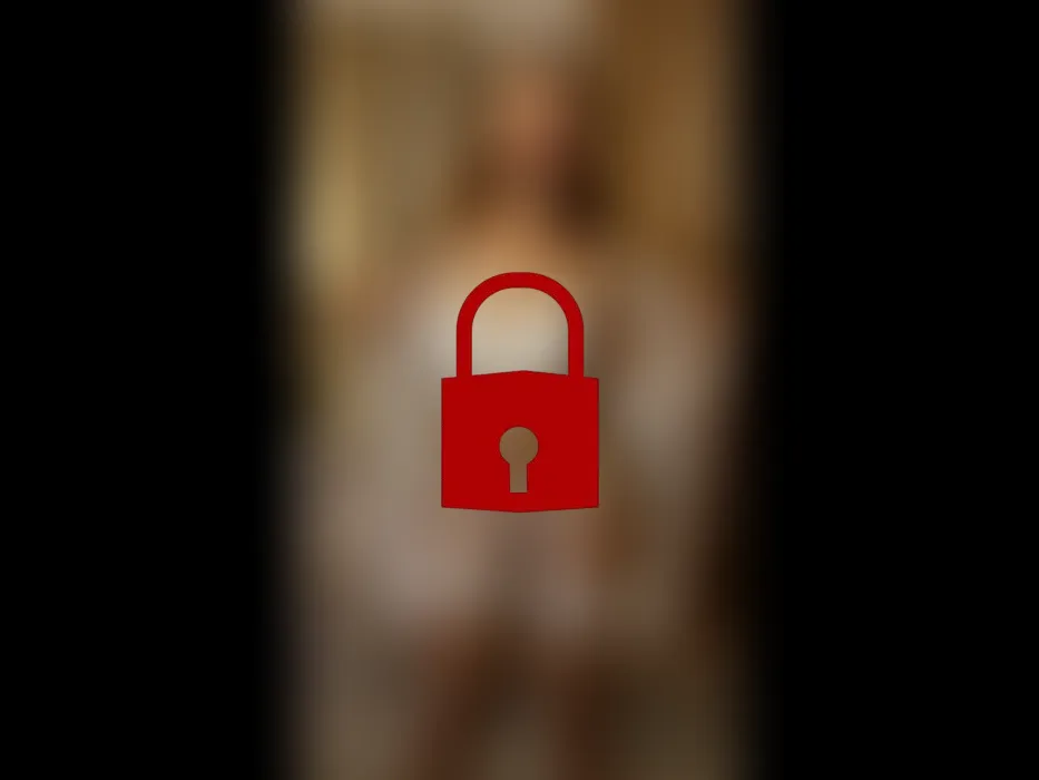 Ein süßer Weihnachtsengel packt sich aus! Geiles heißes Striptease!