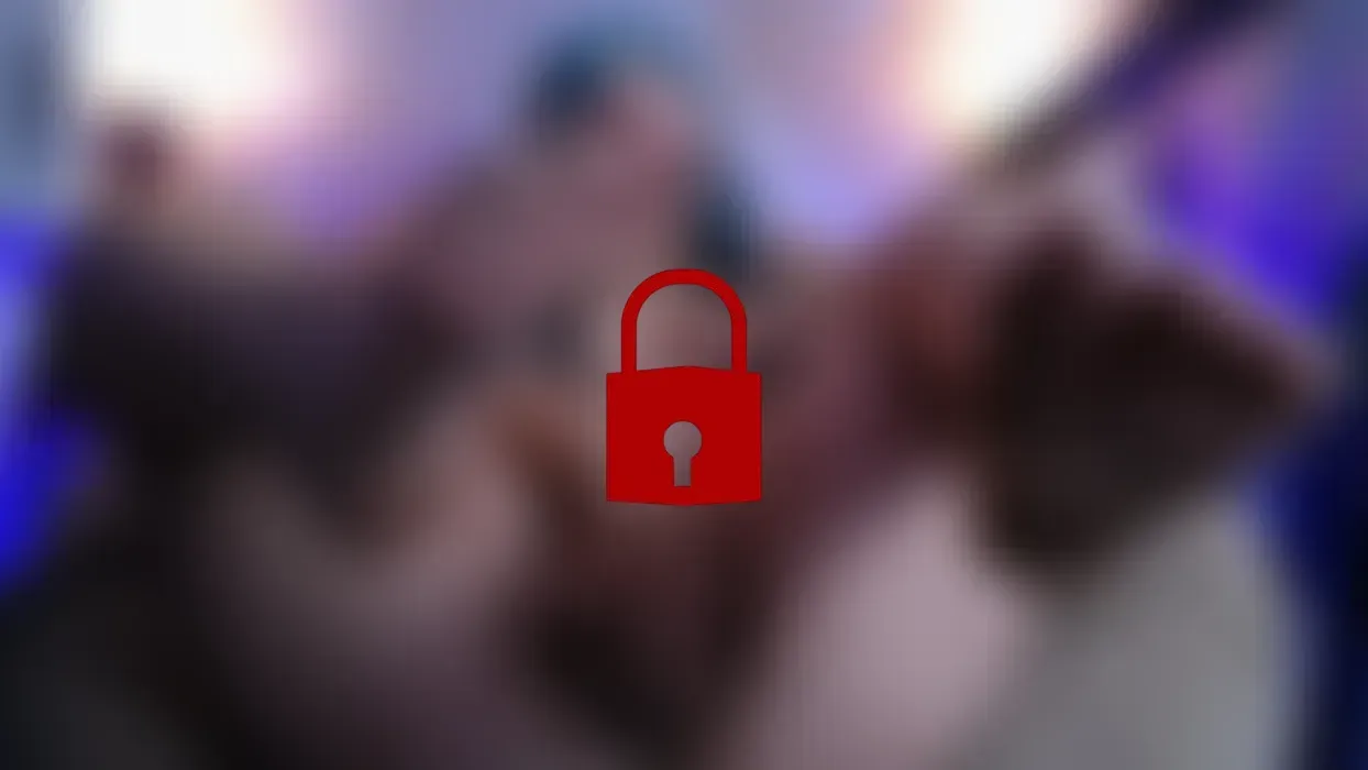 Tpuch my hairy pussy and lick it 💦