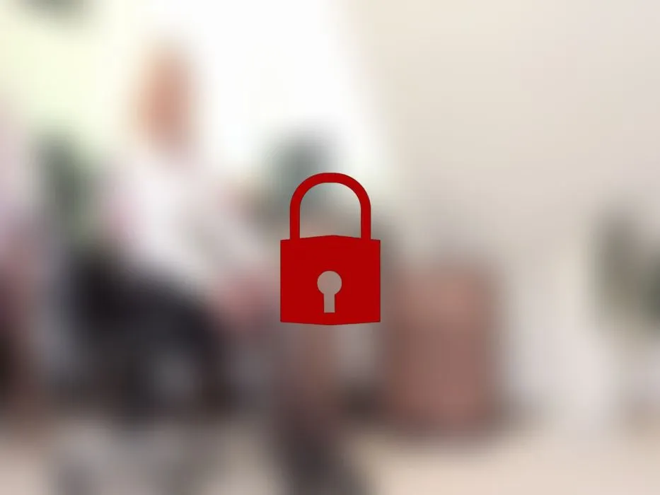 Gelangweilte Sekretärin im Homeoffice fickt sich hart mit ihrer Faust