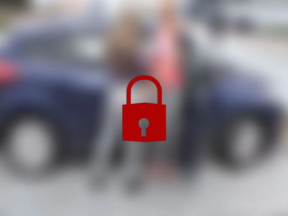Geile Leggingspiss-FOTZEN auf öffentlichem Parkplatz!!!