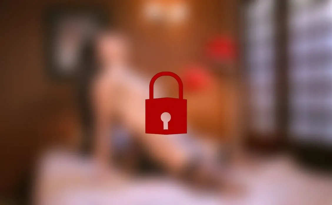 Hübsche Shemale Jessica strippt auf dem Bett