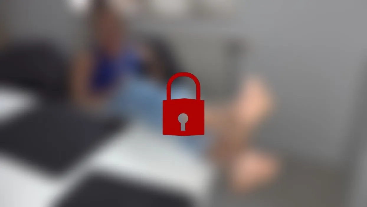 Footjob ! Nachbar fickt frech meine Füße!