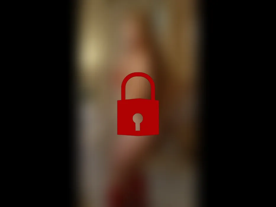 Sexy Nikolaus-Mäuschen in roten Lackstiefeln verwöhnt ihre Pussy mit einer Zuckerstange!
