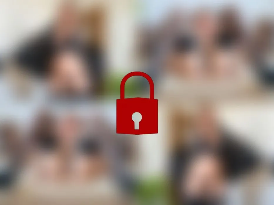 Ihre Lieblingssekretärin kommt zurück in Ihr Büro und fängt an, in ihrer eigenen Sprache (Ungarisch) mit Ihnen zu reden und auf der Bürocouch zu masturbieren und ihre Muschi zu fingern...