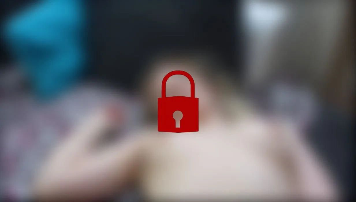 Ein Creampie füllt mein enges, junges Loch