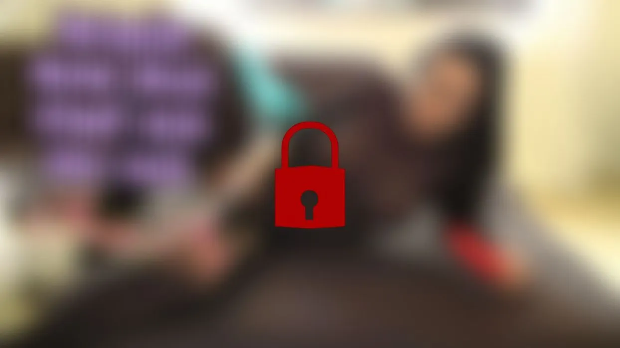 Notgeile Nylon Bitch stopft sich das Loch