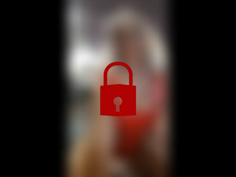 Ich bin eine sexy Blondine in einem roten Latexanzug in Doggystellung!