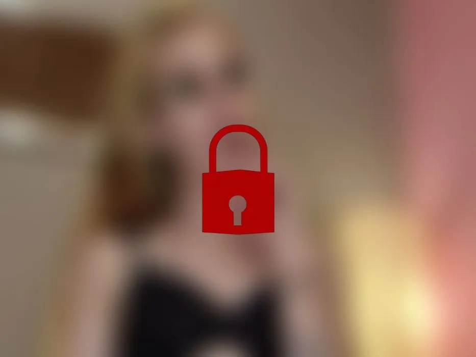 Geile rauchende Fotze, doggy im Latex Body gefickt