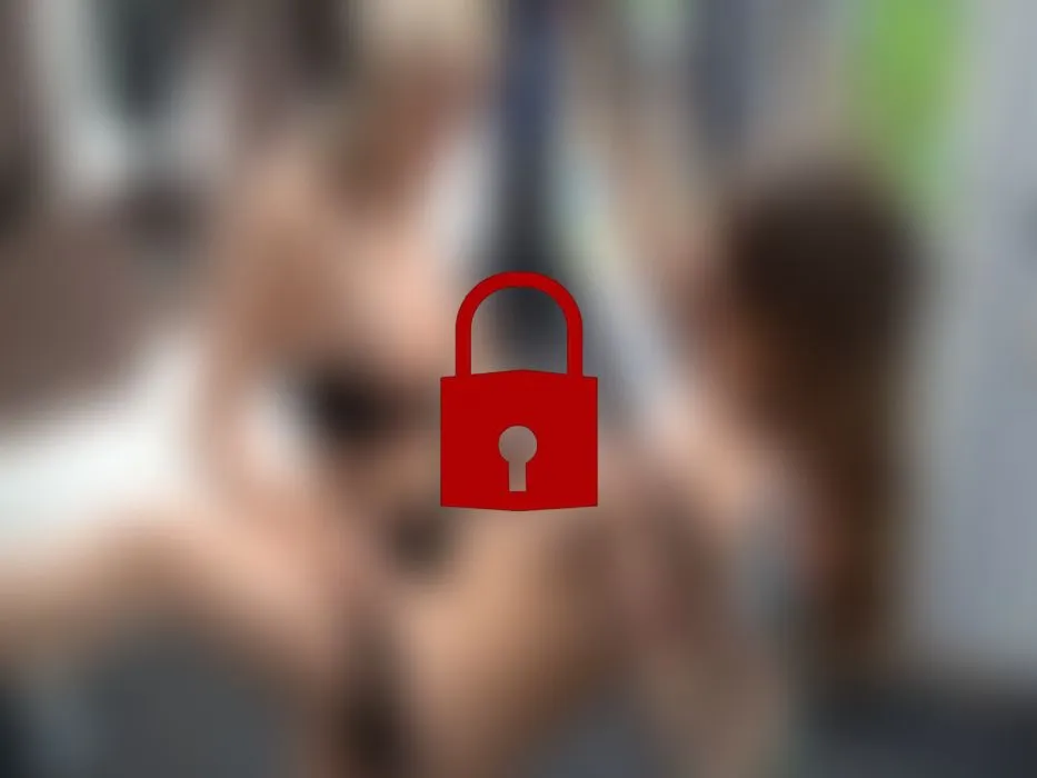 Liebesschaukel Lesben strapon fick mit orgasmus