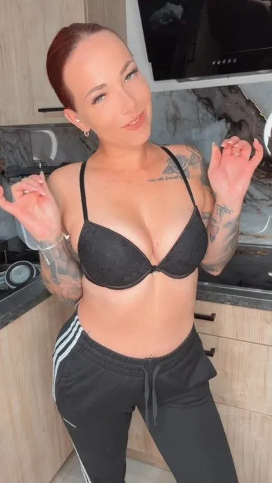 Jemand Lust auf einen nackten guten Morgen Cafe mit mir?