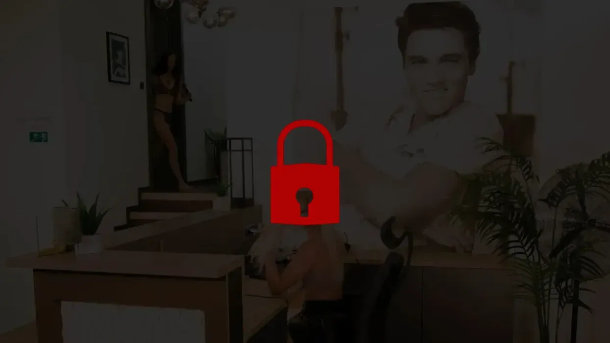 Scharfe Agentur-Sekretärin zeigt Becky wie das Toy geht - und vieles MEHR!