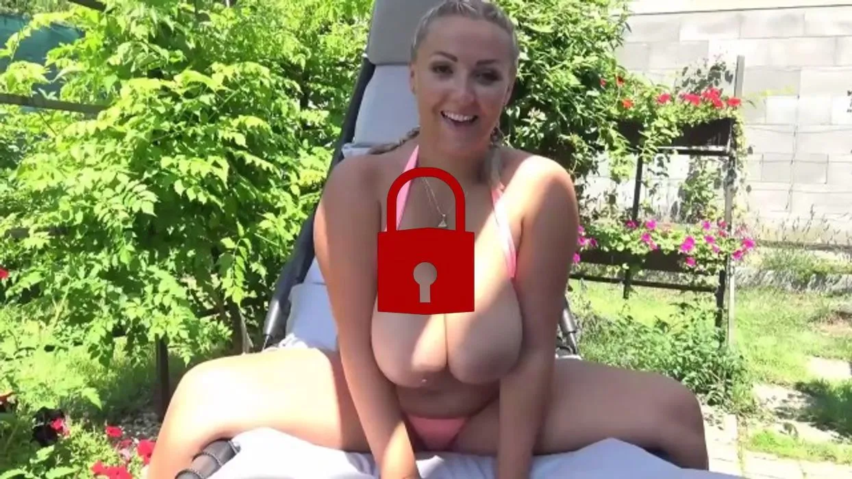 Schaukelnde Riesentitten komplett mit Sperma bedeckt!!!