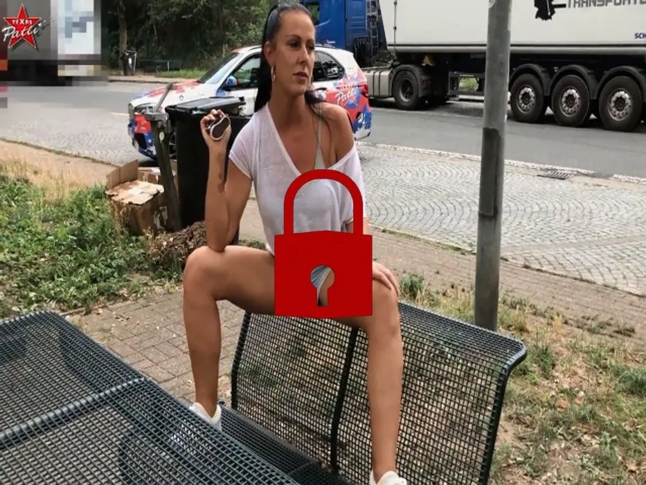 Public Jeans-Piss auf Rastplatz