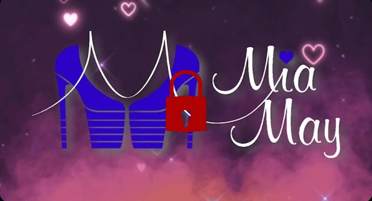 Jerking off with my huge dildo😊