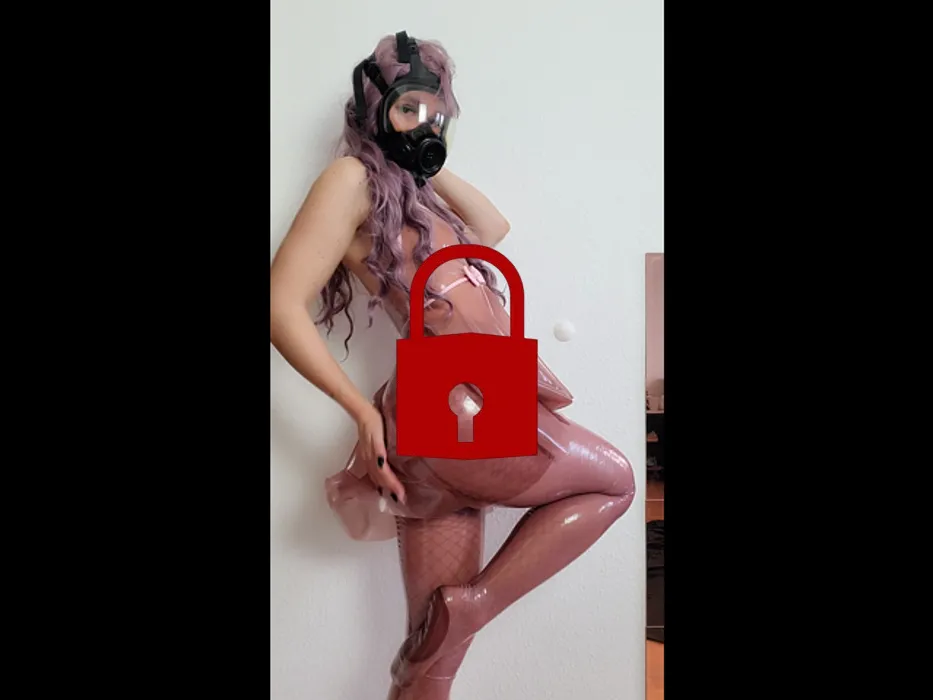 Deine Latexpuppe mit Gasmaske