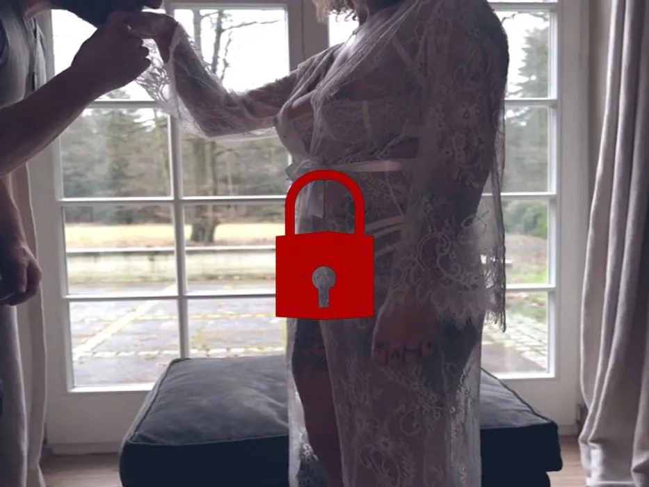 Geiler CREAMPIE direkt vorm FENSTER!