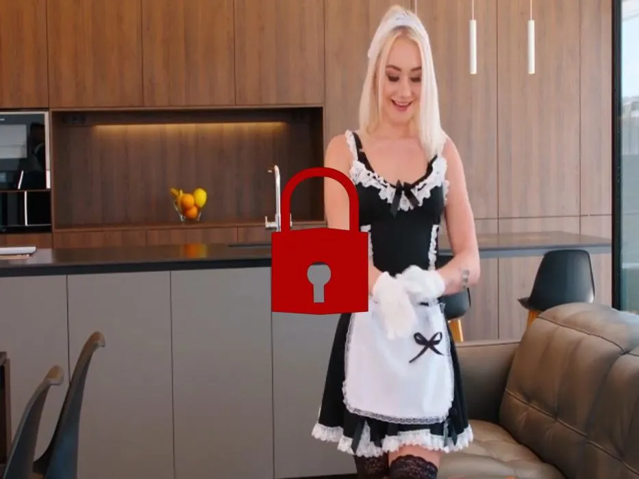 Geile Raumpflegerin  in Nylons bekommt eine Gesichtsbesamung!