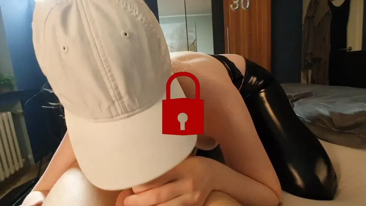 Prallarschstute bekommt Lackarsch zugekleistert!