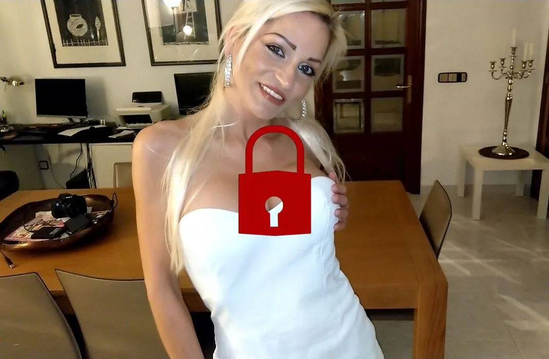 Geile Sexbombe fickt 20j. Nachbarn und schluckt seine Wichse!!!