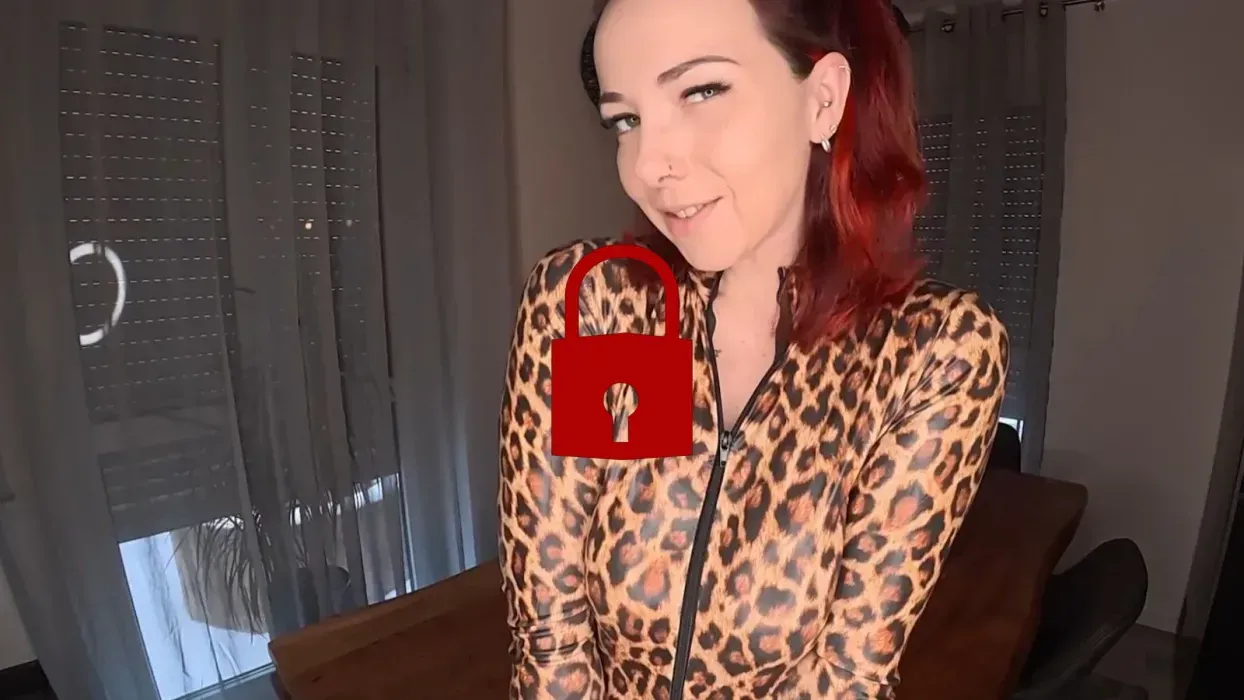 Schwarzer Latex-Catsuit und himmelhohe Lack-Heels