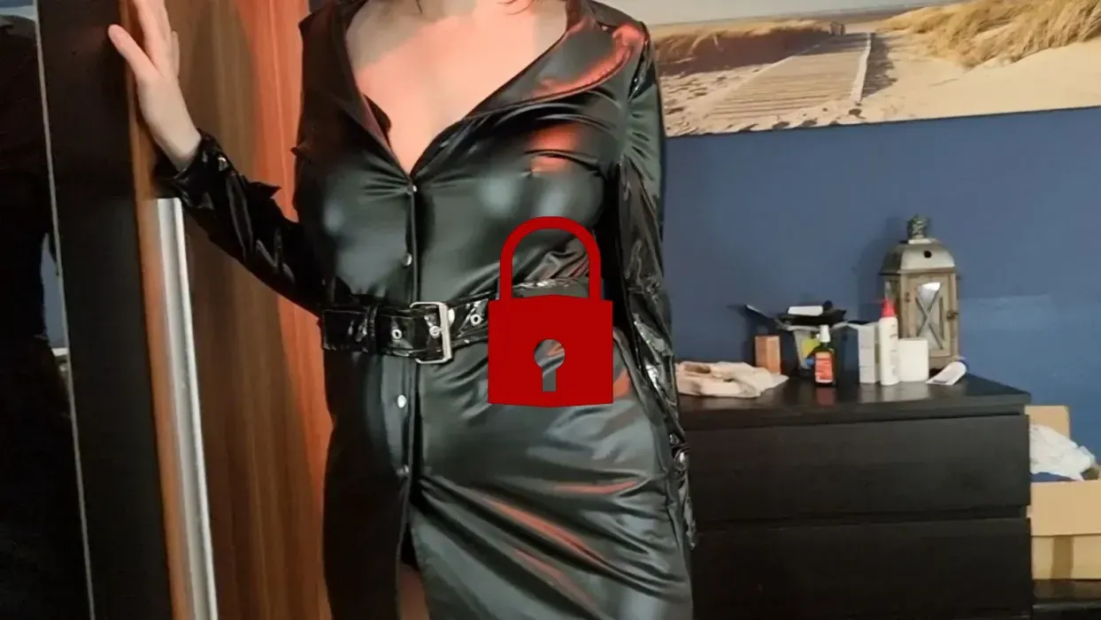 Lackmantel FOTZE wird hart zerfickt