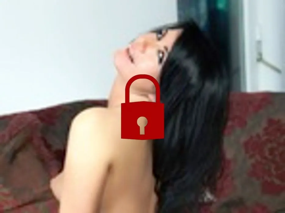 Cuckold leckt die vollgespermte Fotze sauber