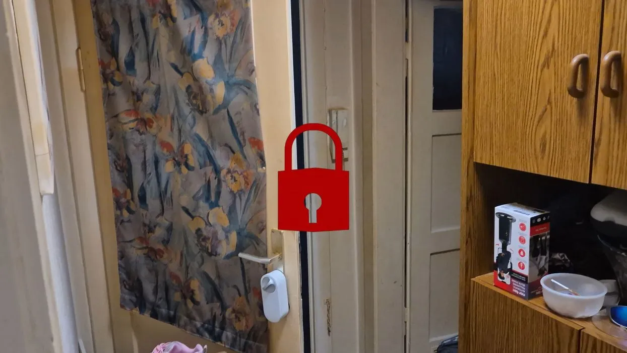 Ich ließ die Tür offen… und der Kumpel meines Herrn kam